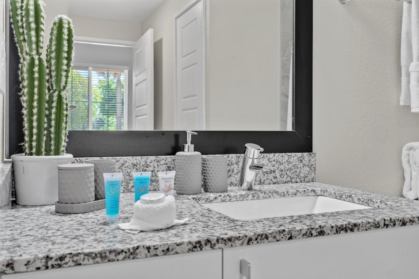 Cozy Retreat 2 Bedroom Hideaway Moments From The Sand Boynton Beach Extérieur photo
